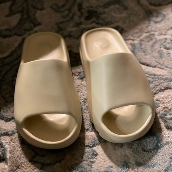 Kanye West wore Yeezy slides that looked too small to a.
